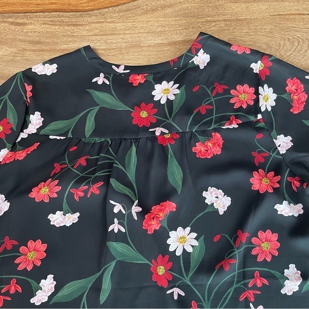 Torrid Floral V-Neck Blouse Size L Black Red White Short Sleeve High-Low Top - Picture 4 of 10